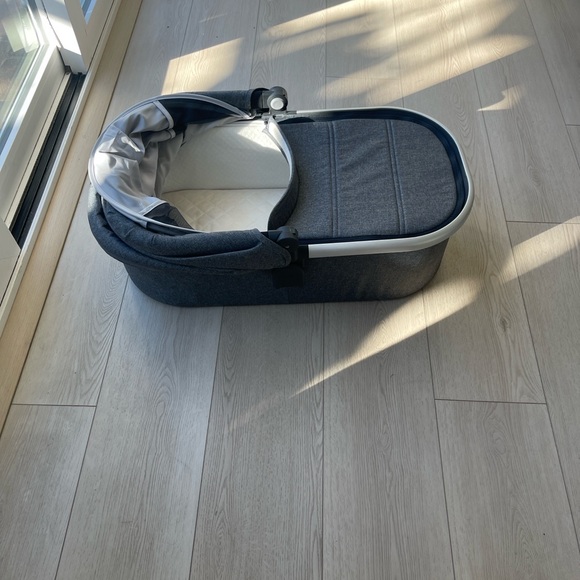 UPPAbaby Bassinet- Stylish Gray Bassinet and Stroller Attachment - Picture 11 of 13